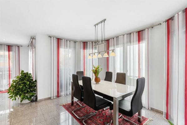 Freistehendes, modernes Einfamilienhaus an zentraler Lage in Näfels GL 8
