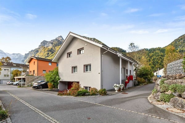 Freistehendes, modernes Einfamilienhaus an zentraler Lage in Näfels GL 1