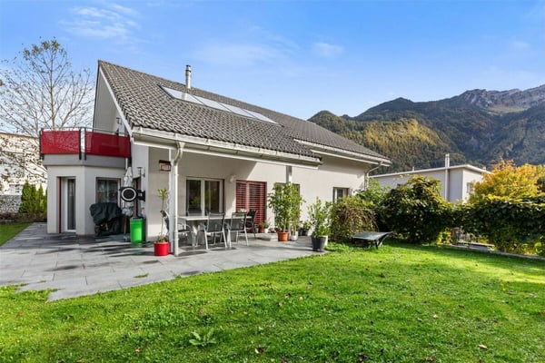 Freistehendes, modernes Einfamilienhaus an zentraler Lage in Näfels GL 2