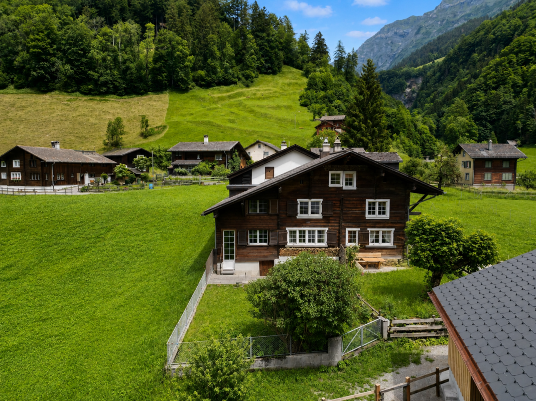 Wohn- oder Ferienhaushälfte mit Garten an ruhiger und sonniger Lage in Matt