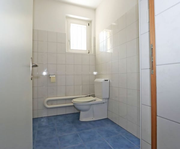 Mehrfamilienhaus mit 4 Wohneinheiten und einem Gewerbelokal in Unterterzen SG 18