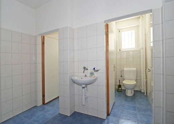 Mehrfamilienhaus mit 4 Wohneinheiten und einem Gewerbelokal in Unterterzen SG 22