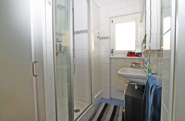 Mehrfamilienhaus mit 4 Wohneinheiten und einem Gewerbelokal in Unterterzen SG 30