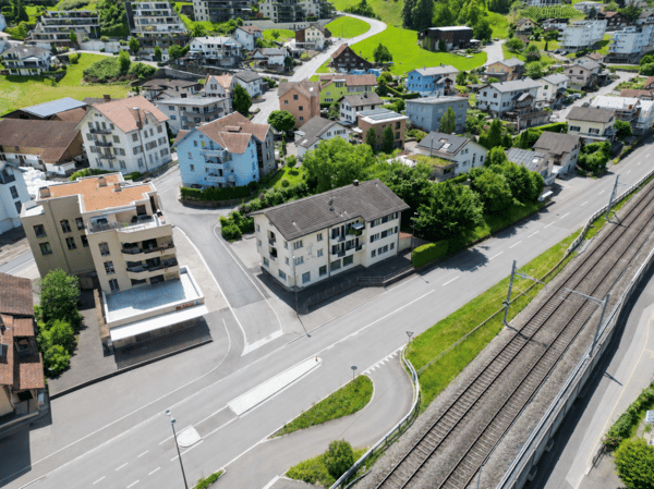 Mehrfamilienhaus mit 4 Wohneinheiten und einem Gewerbelokal in Unterterzen SG 3