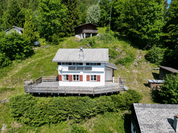Freistehendes Ferienhaus mit traumhaften Ausblick auf den Walensee und die Berge in Näfels GL