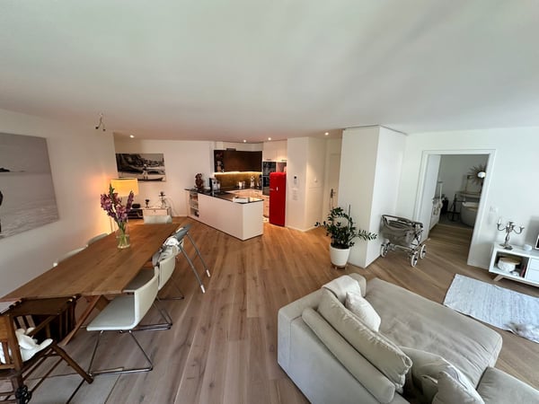 Moderne 4.5-Zimmer-Wohnung mit grossem Gartensitzplatz in Forch – Minergie-zertifiziert