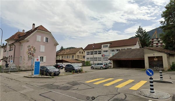 Idealer Parkplatz, nur 150 m vom Migros-Einkaufszentrum entfernt 1