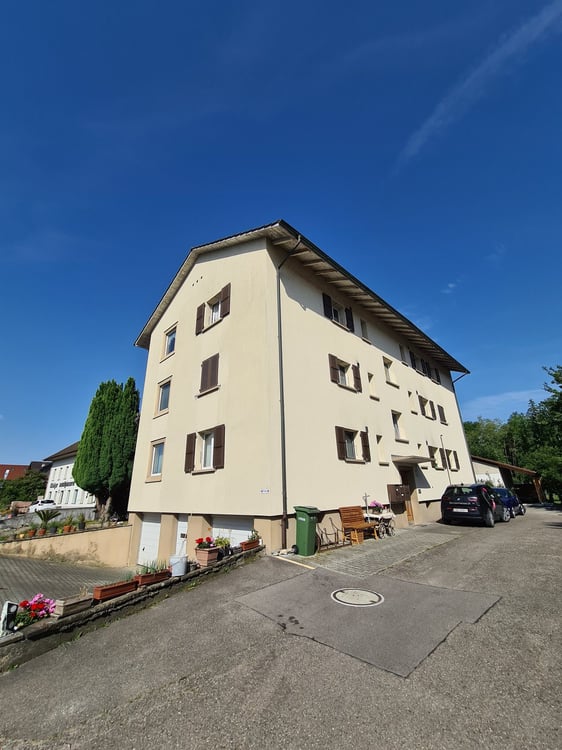 Sonnige 4-Zimmer-Wohnung mit Balkon in Dotzigen 1