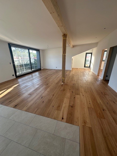 Moderne 3.5-Zimmer-Dachwohnung in Boll – Neubau mit Aussicht