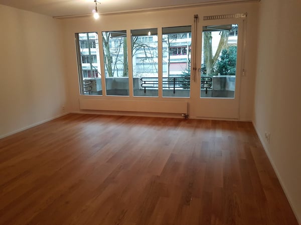 neu sanierte 2.5-Zimmer-Wohnung mit zwei Balkonen 3