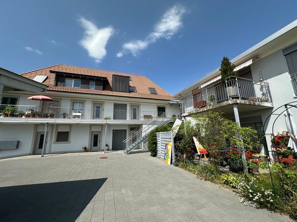 moderne 2-Zimmer-Wohnung mit gedecktem Sitzplatz in der alten Käserei, Detligen 2