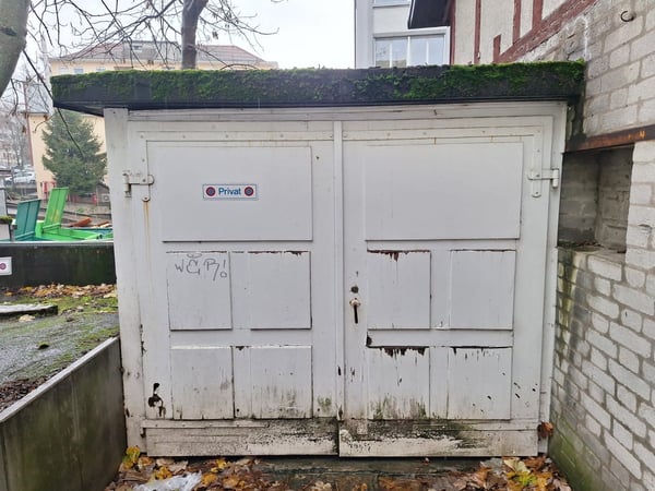 Einzelgarage in Grenchen zu vermieten, mit Abstellplatz vor Tor 1