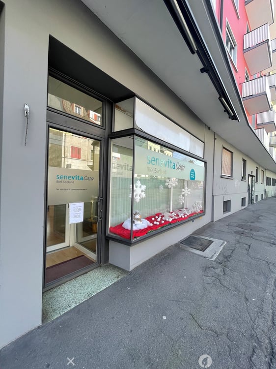 Laden mit grossem Schaufenster, 2 Räumen, WC und Parkplatz 1