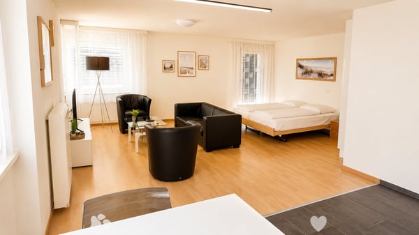 Möbliert wohnen im Herzen von Biel – 40 m², Balkon, Klima & Sauna 3