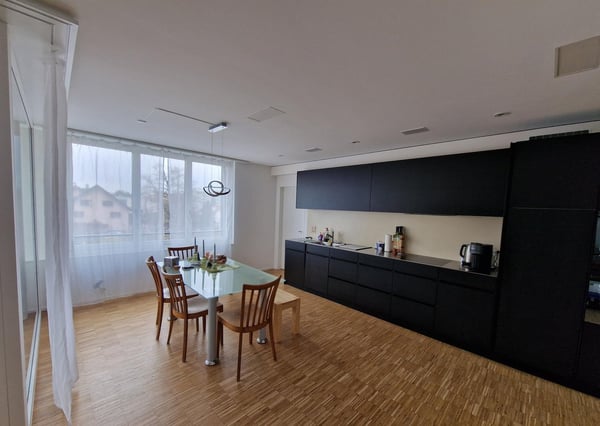 Moderne 1.5-Zimmer-Duplex-Wohnung mit Balkon 3