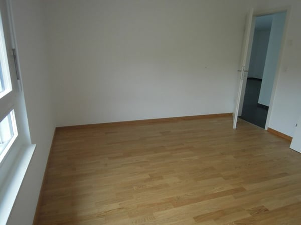 Perfekt für Paare & Familien: grossräumige 4.5-Zi.-Wohnung mit Wintergarten und Balkon 4