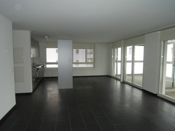 Perfekt für Paare & Familien: grossräumige 4.5-Zi.-Wohnung mit Wintergarten und Balkon 3