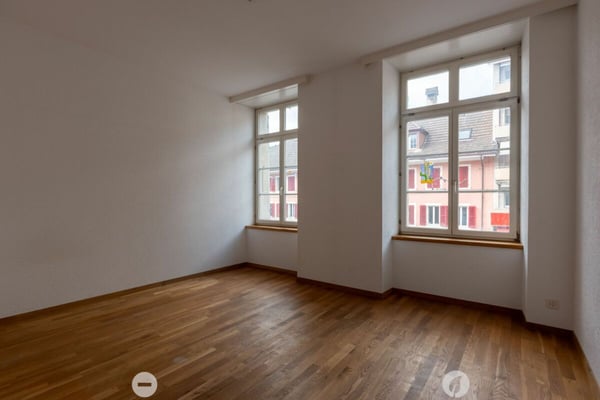 Helle 4.5-Zimmer-Wohnung mit hohen Räumen und gedecktem Balkon 1