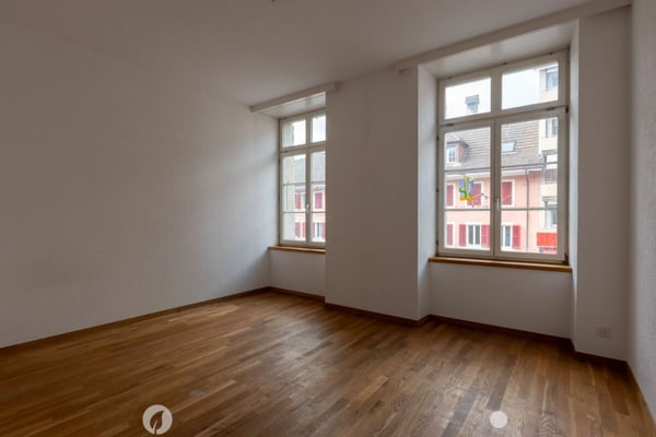 Helle 4.5-Zimmer-Wohnung mit hohen Räumen und gedecktem Balkon 1