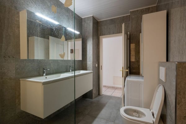Helle 3.5-Zimmer-Wohnung mit hohen Räumen und gedecktem Balkon 8