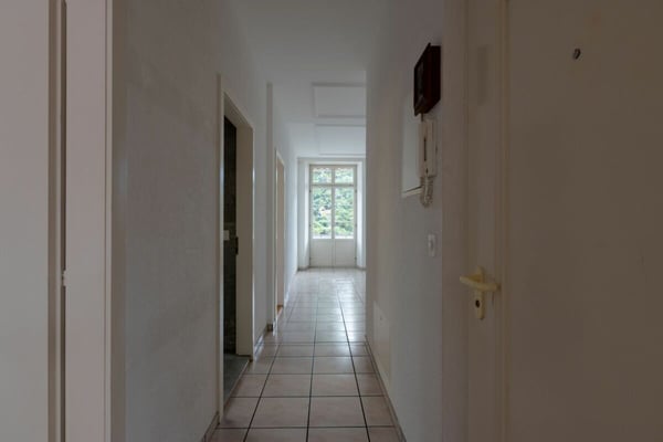 Helle 3.5-Zimmer-Wohnung mit hohen Räumen und gedecktem Balkon 10