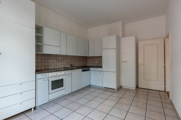 Helle 3.5-Zimmer-Wohnung mit hohen Räumen und gedecktem Balkon 9