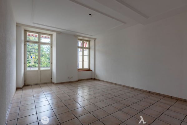 Helle 2.5-Zimmer-Wohnung mit hohen Räumen und gedecktem Balkon 5