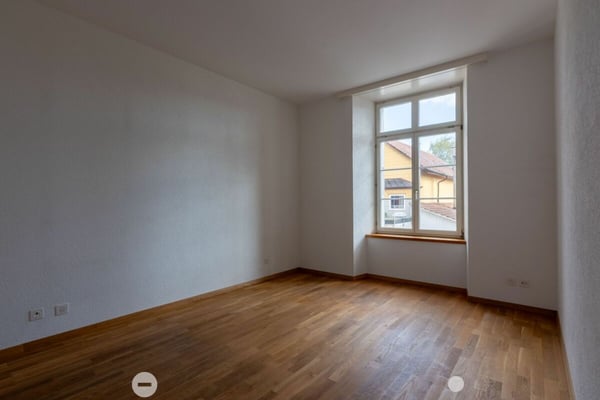 Helle 3.5-Zimmer-Wohnung mit hohen Räumen und gedecktem Balkon 3