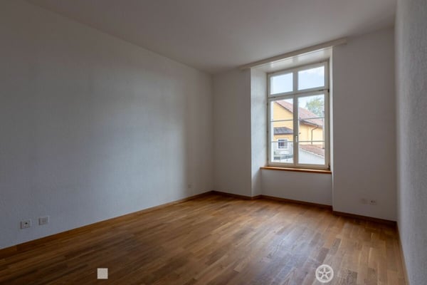 Helle 3.5-Zimmer-Wohnung mit hohen Räumen und gedecktem Balkon 3