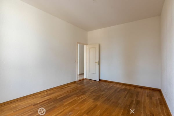 Helle 2.5-Zimmer-Wohnung mit hohen Räumen und gedecktem Balkon 2