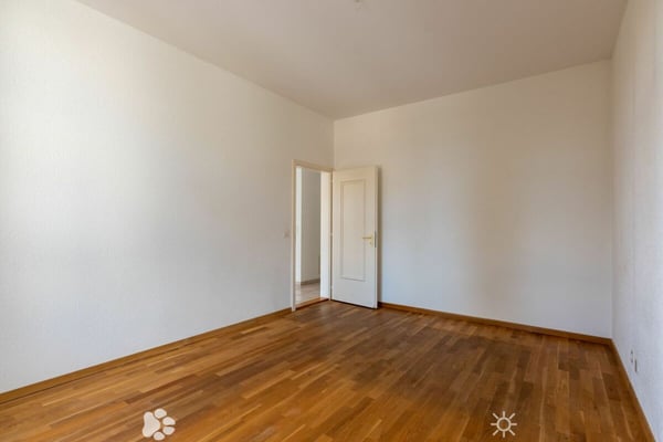 Helle 3.5-Zimmer-Wohnung mit hohen Räumen und gedecktem Balkon 2