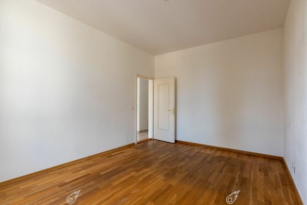 Helle 2.5-Zimmer-Wohnung mit hohen Räumen und gedecktem Balkon 2