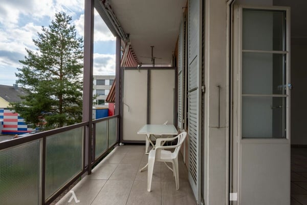 Helle 4.5-Zimmer-Wohnung mit hohen Räumen und gedecktem Balkon 4