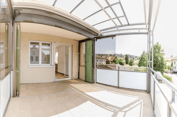 Helle 3.5-Zimmerwohnung mit Balkon und schöner Aussicht in Port 12