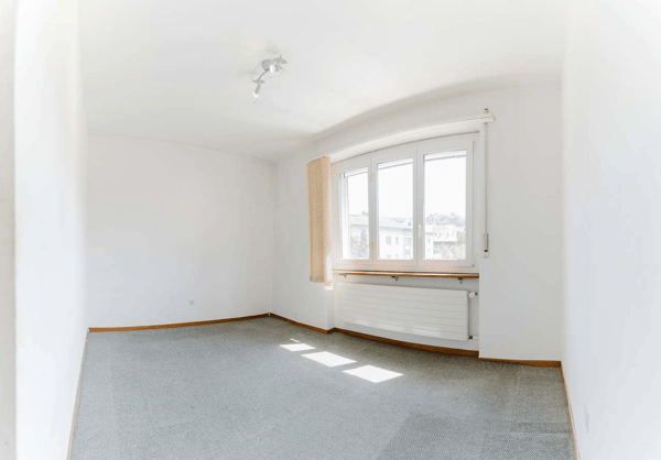 Helle 3.5-Zimmerwohnung mit Balkon und schöner Aussicht in Port 10
