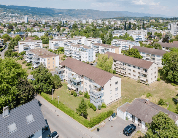 Helle 3.5-Zimmerwohnung mit Balkon und schöner Aussicht in Port 15