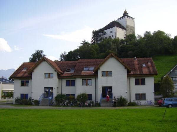 3.5-Zi Wohnung mit Sitzplatz und Schlossblick 1