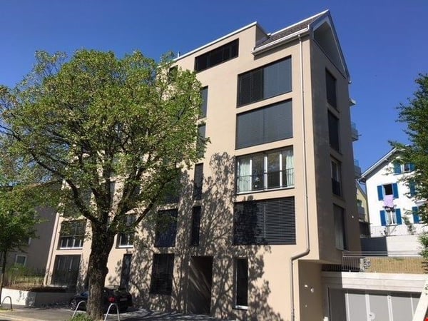 Moderne Dachwohnung mit Loggia