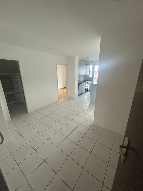 Spacieux appartement de 4.5 pièces avec balcon à Bienne 2
