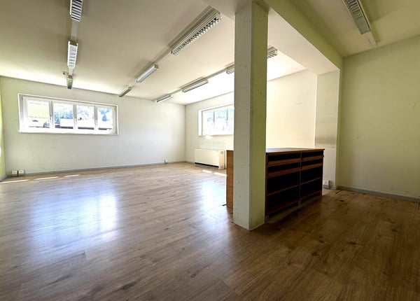 Wohngeschäftshaus mit grosszügigem Nebengebäude 13