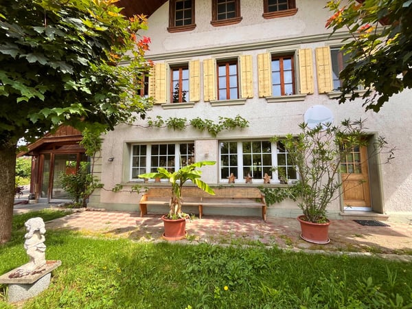 grosses Wohnhaus / eh. Restaurant mit Spycher 24