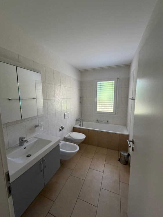 Helle, luftige 3.5-Zimmer-Wohnung im Erdgeschoss mit grossem Sitzplatz und Gartenanteil 3
