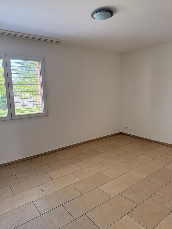 Helle, luftige 3.5-Zimmer-Wohnung im Erdgeschoss mit grossem Sitzplatz und Gartenanteil 4