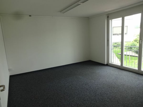 Grosszügiger Büroraum mit 12m² - Viel Platz für Ihre Ideen 2