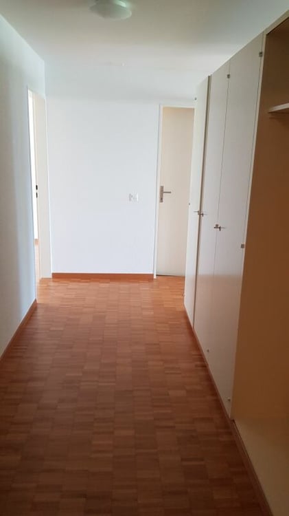 Exklusive, lichtdurchflutete Wohnung mit traumhaftem Ausblick ins Grüne und weitläufigem Balkon. 10