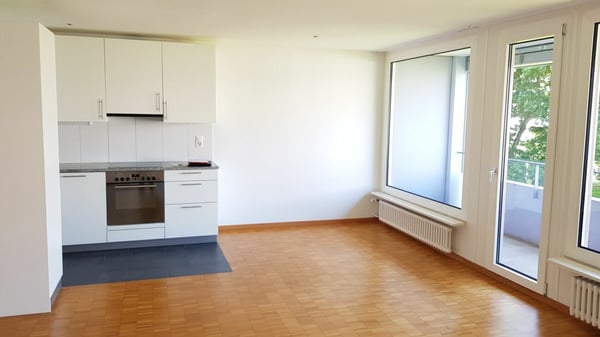 Exklusive, lichtdurchflutete Wohnung mit traumhaftem Ausblick ins Grüne und weitläufigem Balkon. 3