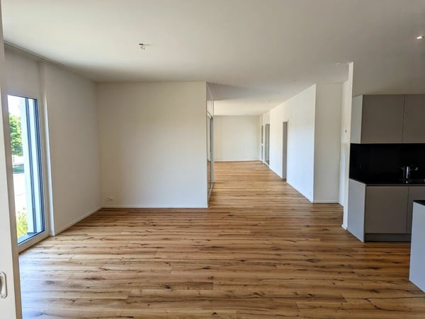 Helle und grosszügige Wohnung mit stilvollem Parkettboden 4