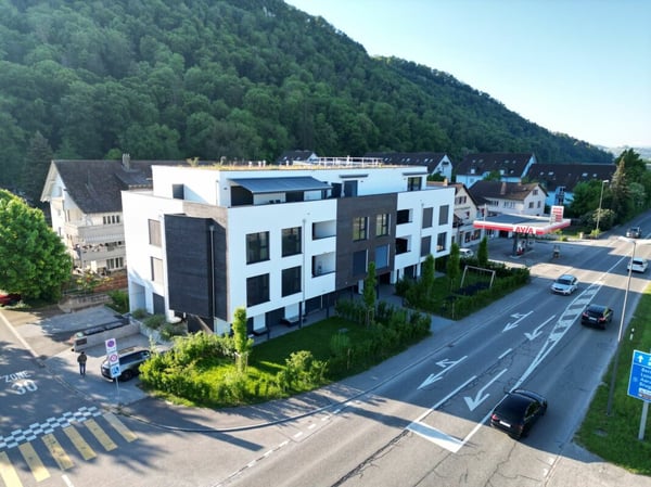 Helle und grosszügige Wohnung mit stilvollem Parkettboden 1