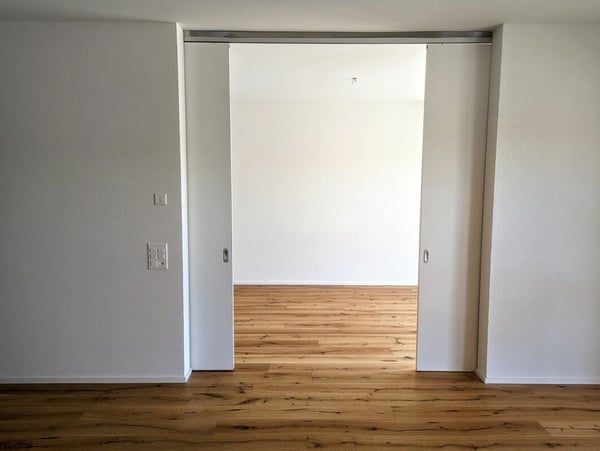 Helle und grosszügige Wohnung mit stilvollem Parkettboden 5