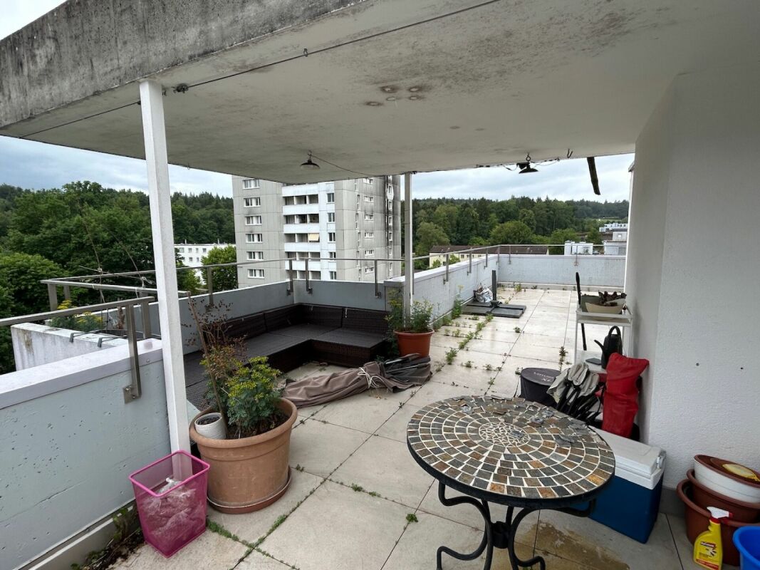 Lichtdurchflutete Wohnung mit Weitblick ins Grüne und grossem Balkon